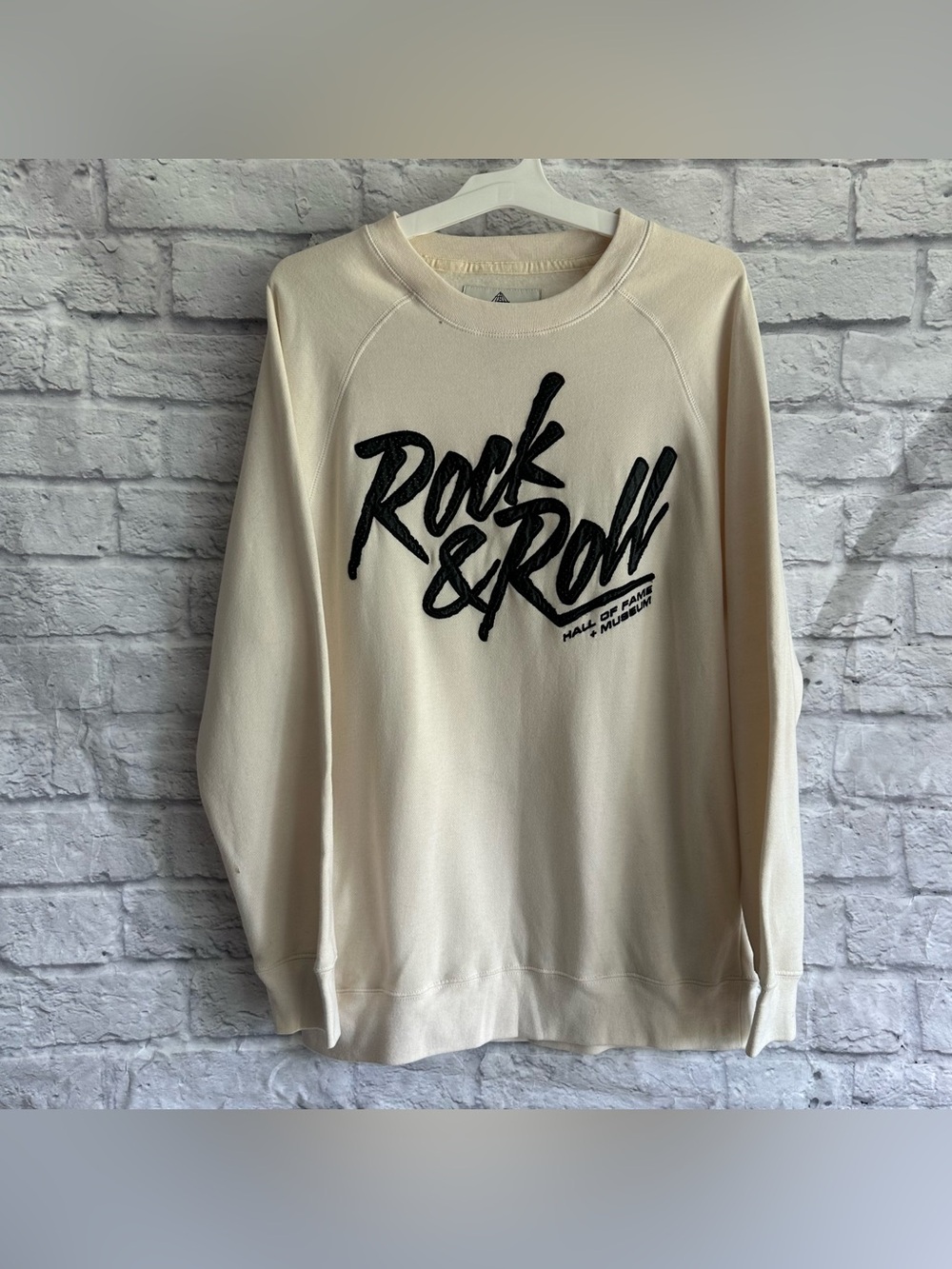 PREOWNED ROCK AND ROLL HALL OF FAME AND MUSEUM CREAM SWEATSHIRT WOMENS SIZE XL